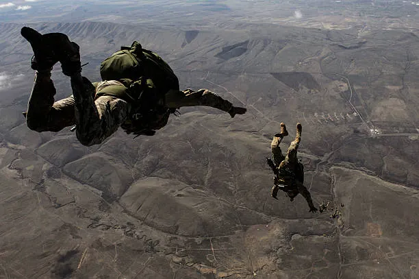 u-s-army-soldiers-conduct-a-halo-jump-over-washington u-s-army-soldiers-conduct-a-halo-jump-over-washington